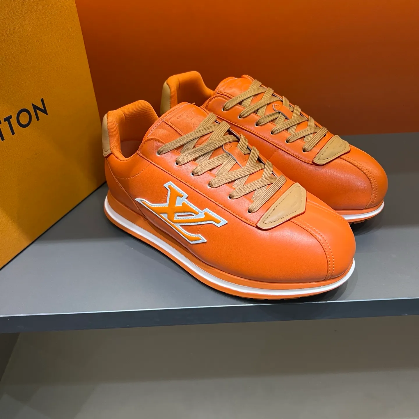 P540 Size 38-45 LV 🫏The colorful interpretation of BUTTERSOFT sneakers combines sheepskin, The colorful interpretation of LV BUTTERSOFT sneakers combines sheepskin and calfskin, bringing a super soft feel. Designed by Pharrell Williams, this '60s-inspired shoe features a padded upper that's been crafted by Louis Vuitton craftsmen to further enhance the comfort of the leather. In addition to the LV initials, it features multiple signatures, including natural leather trim and an embossed pattern of Pharrell Williams and lobster on the side, referencing the Fall/Winter 2025 men’s show. A must-have artifact for fashionistas✅